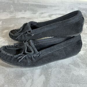 Minnetonka 7.5 M Classic Mocassin Flats Womens Shoes Black Suede Bow Stitch
